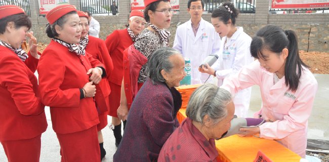 义诊现场排到队的奶奶笑得很开心